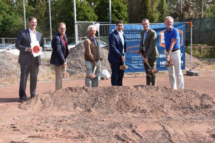 Freuen sich über den Baubeginn der neuen Sporthalle West in Landau: Michael Götz, Werkleiter des städtischen Gebäudemanagements, Landtagsabgeordneter Wolfgang Schwarz, Alt-OB Christof Wolff, Oberbürgermeister Thomas Hirsch, Bürgermeister Dr. Maximilian Ingenthron und Alt-OB Hans-Dieter Schlimmer (v.l.n.r.). (Foto: Stadt Landau in der Pfalz)