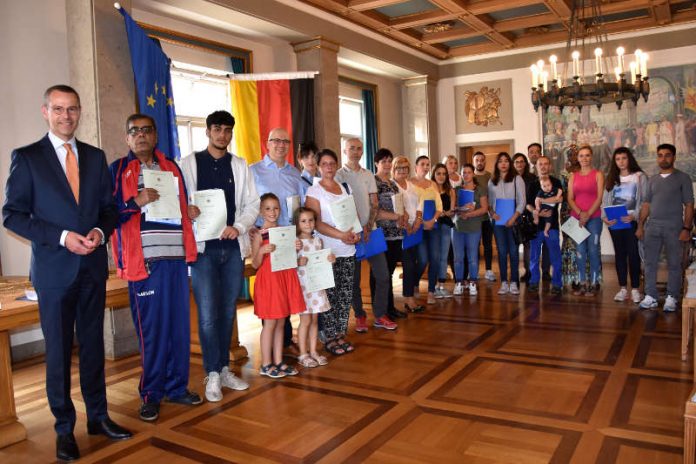 25 Menschen aus 16 verschiedenen Nationen wurden jetzt im Landauer Rathaus von Bürgermeister Dr. Maximilian Ingenthron (l.) eingebürgert. (Foto: Stadt Landau in der Pfalz)