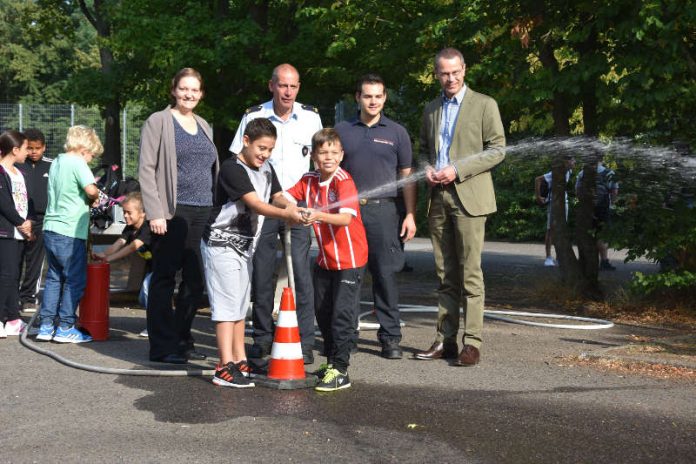 Feuer und Flamme für den Brandschutz: Bürgermeister und Schuldezernent Dr. Maximilian Ingenthron (r.), Stadtfeuerwehrinspekteur Dirk Hargesheimer (2.v.l.), Barbara Meyer von der TourneeOper Mannheim (l.) und Feuerwehrmann Simon Hargesheimer (2.v.r.) beim Feuerwehrparcours auf dem Schulhof des Max-Slevogt-Gymnasiums. (Foto: Stadt Landau in der Pfalz)