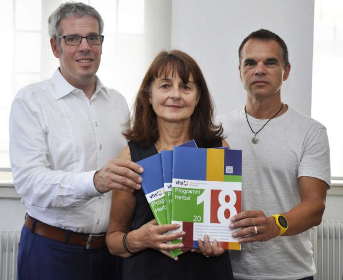 Gemeinsam mit KVHS-Leiterin Iris Hoch und ihrem Mitarbeiter Matthias Petry (r.) stellte Landrat Christian Engelhardt in Lorsch das Herbstprogramm der Kreisvolkshochschule vor. (Foto: Kreis Bergstraße)