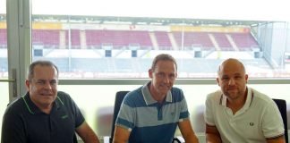 Volker Kersting, Leiter des Nachwuchsleistungszentrums (links), Sven Hoffmeister und 05-Sportvorstand Rouven Schröder (rechts) (Foto: Mainz 05)