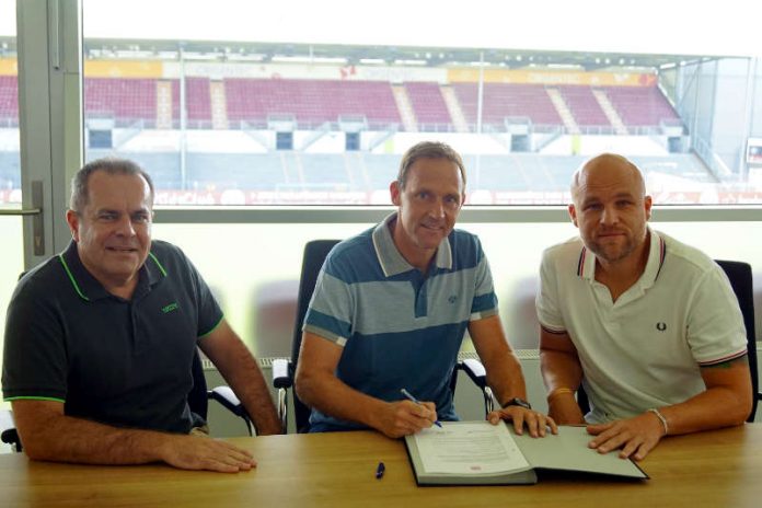 Volker Kersting, Leiter des Nachwuchsleistungszentrums (links), Sven Hoffmeister und 05-Sportvorstand Rouven Schröder (rechts) (Foto: Mainz 05)