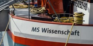 Früher mit Kohle und Containern in ganz Europa unterwegs, heute ein schwimmendes Science Center: Das Ausstellungsschiff MS Wissenschaft. (Foto: Ilja Hendel/WiD)