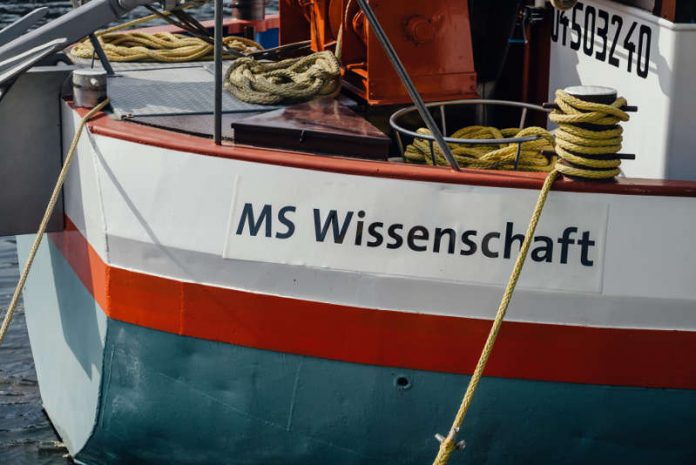 Früher mit Kohle und Containern in ganz Europa unterwegs, heute ein schwimmendes Science Center: Das Ausstellungsschiff MS Wissenschaft. (Foto: Ilja Hendel/WiD)