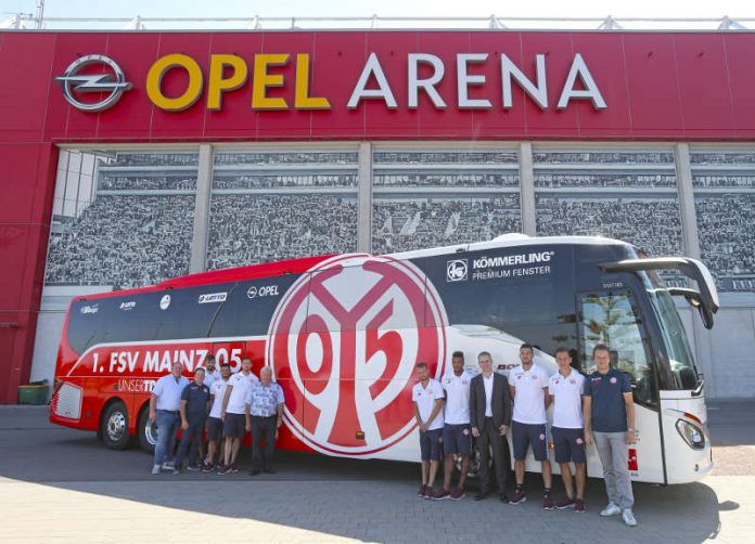 v.l.: Mirco Bohr (Geschäftsführer Bohr Omnibus GmbH), Jens Hahn (Busfahrer), Alexander Hack, Danny Latza, René Adler, Günter Bohr (Senior-Chef Bohr Omnibus GmbH), Daniel Brosinski, Jean-Philippe Gbamin, Dr. Jens Heinemann (Leiter Vertrieb Privatkunden Deutschland Setra) Stefan Bell, Niko Bungert, Darius Salbert (Teammanager) (Foto: rscp/Mainz 05)