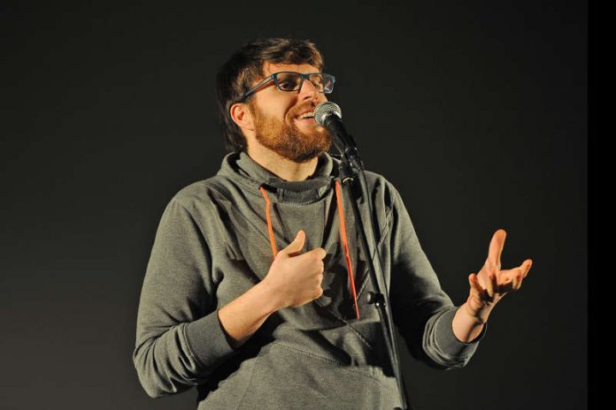 Der amtierende Poetry Slam Landesmeister Markus Becherer (Foto: Karin Hiller/Uni Koblenz-Landau)