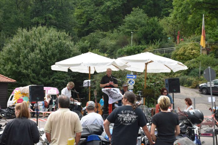 Motorradsegnung durch Bikerpfarrer Wienecke (Foto: MID/Rolf „Hilton“ Frieling)