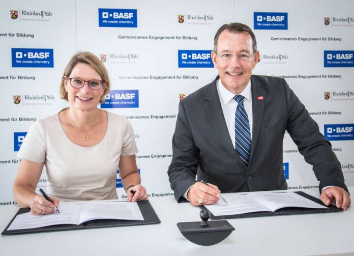 Dr. Stefanie Hubig, Ministerin für Bildung des Landes Rheinland-Pfalz, und Michael Heinz, Mitglied des Vorstands der BASF SE und Arbeitsdirektor, unterzeichneten heute am Rande eines Treffens am BASF-Standort Ludwigshafen eine Kooperationsvereinbarung zur Stärkung der schulischen Bildung in den MINT-Fächern (Mathematik, Informatik, Naturwissenschaft und Technik). (Foto: BASF SE/Marcus Schwetasch)