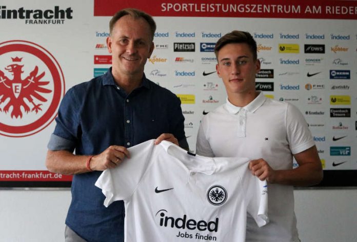 Armin Kraaz, Leiter des Leistungszentrums, mit Martin Pečar nach der Vertragsunterzeichnung. (Foto: Eintracht Frankfurt)