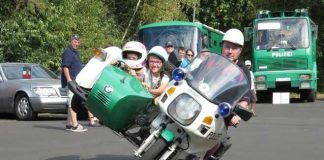 Die Fahrt mit dem Polizei-Beiwagenmotorrad ist für die Kinder ein besonderes Erlebnis (Foto: Dersch)