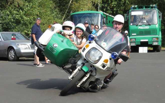 Die Fahrt mit dem Polizei-Beiwagenmotorrad ist für die Kinder ein besonderes Erlebnis (Foto: Dersch)