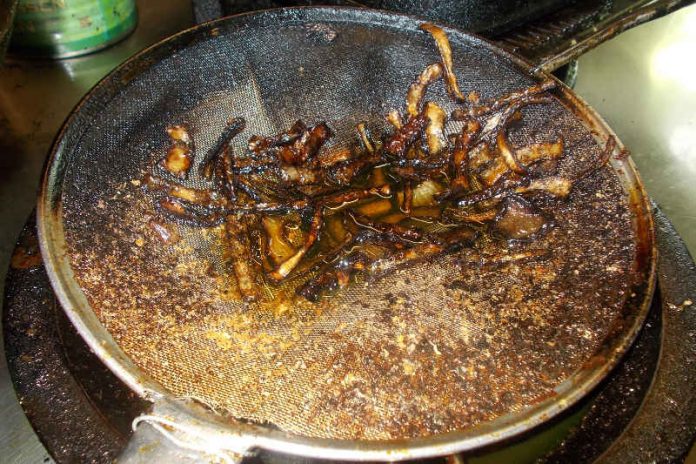 Pommes in einem verdreckten Sieb (Foto: Stadt Mannheim) Pommes in einem verdreckten Sieb (Foto: Stadt Mannheim)