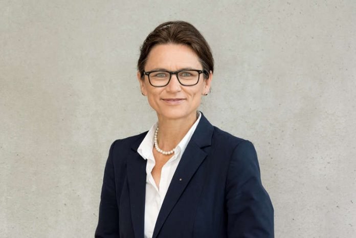 Prof. Dr. Martina Klärle lebt gerne auf dem Land und möchte mit ihrer wissenschaftlichen Expertise den ländlichen Raum retten. (Foto: Benedikt Bieber/Frankfurt UAS)