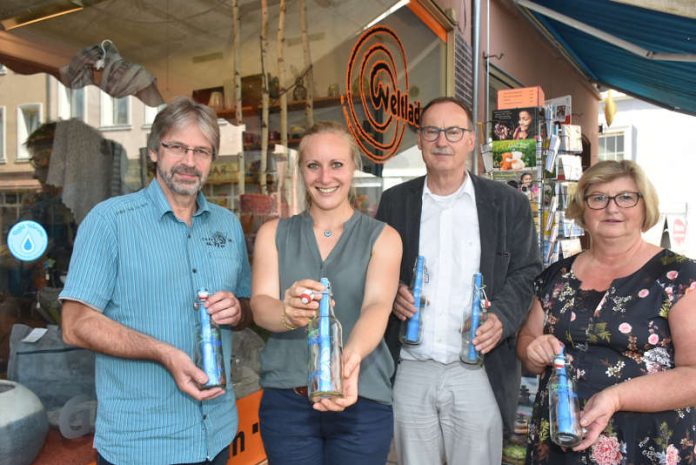 Werbeaktion für Refill: (von links) Reinhold Lieser und Selma Mergner von der Umweltabteilung mit Bürgermeister Hans-Joachim Kosubek und Manuela Riedel vom Weltladen am Obermarkt, der als erste Refill-Station die neuen Glas-Trinkwasserflaschen überreicht bekam. (Foto: Stadt Worms)