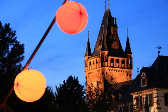 Im Schlosspark der illuminierte Turm (Foto: Stadt Weinheim) Im Schlosspark der illuminierte Turm (Foto: Stadt Weinheim)