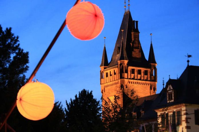 Im Schlosspark der illuminierte Turm (Foto: Stadt Weinheim)