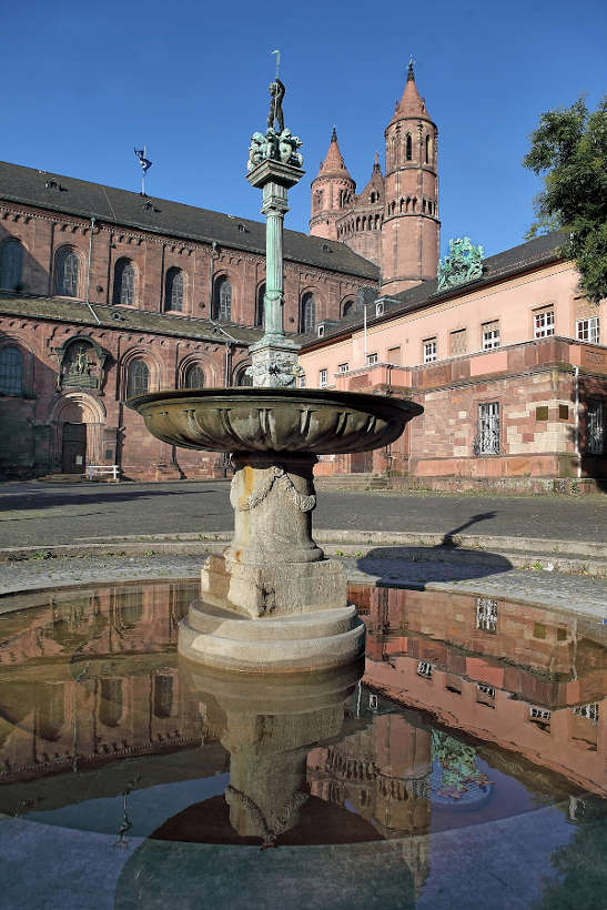 Am kommenden Montag beginnen die Arbeiten am Schlossplatz-Brunnen. Danach wird das Küchlerdenkmal wieder auf Vordermann gebracht. (Foto: Rudolf Uhrig)
