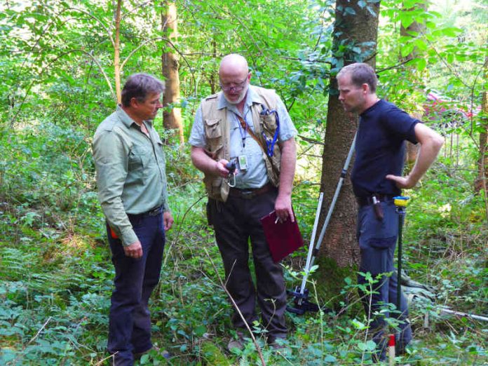 v. l. Revierleiter Gerd Hauck, Gemeinde Schefflenz, Thomas Fath, Regierungspräsidium Freiburg, sowie Unternehmer und Diplom-Forstwirt Mathias Brix bei der Kontrolle. (Foto: Landratsamt Neckar-Odenwald-Kreis)