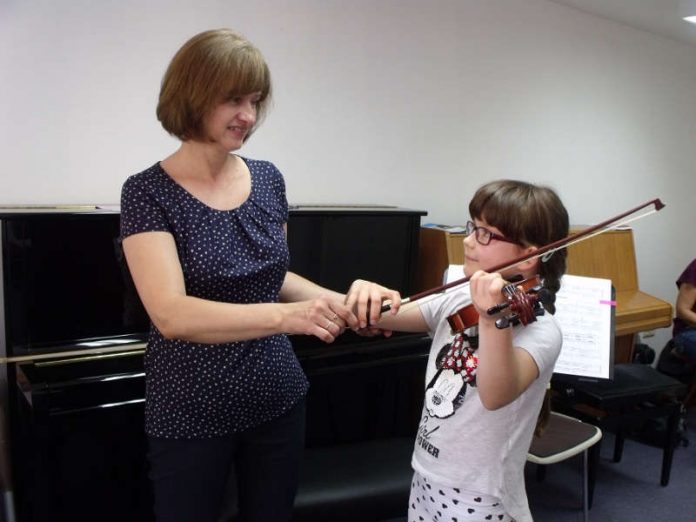 Dozentin Justyna Greupner informiert über Geige (Foto: Stadt Bensheim)
