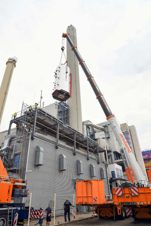 Am 15. August 2018 fand die Einhebung des neuen Heizwasserkessels durch das Dach des Fernheizkraftwerks statt (Foto: TWL/Thomas Henne)
