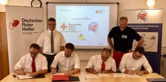 Vertragsunterschrift mit (vorne von links nach rechts) Geschäftsführer DRK-Kreisverband Mosbach Steffen Blaschek, Geschäftsführer Mobile Retter e.V. Stefan Prasse, Präsident des DRK-Kreisverbandes Mosbach Gerhard Lauth, Timo Dreier von der medgineering GmbH, (hinten) Landrat Dr. Achim Brötel und Leitender Notarzt Priv.-Doz. Dr. med. Harald Genzwürker. (Foto: Rene Kremser)