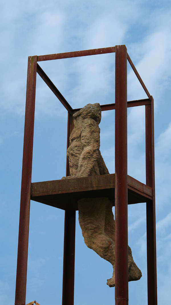 Figur im Quader von Volker Krebs (Foto: Max Krebs/Landesmuseum Mainz, Große Bleiche 49-51)