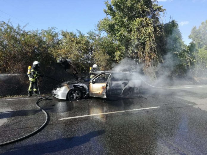 Der brennende PKW (Foto: Polizei RLP)