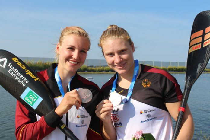 Sarah Brüßler (links) und Melanie Gebhardt freuen sich über WM-Bronze (Foto: Rheinbrüder Karlsruhe e.V./Martina Amrein)