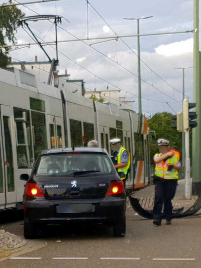 Beim Abbiegen kollidierte der Fahrer des PKW mit der Straßenbahn zusammen - Foto: tobi