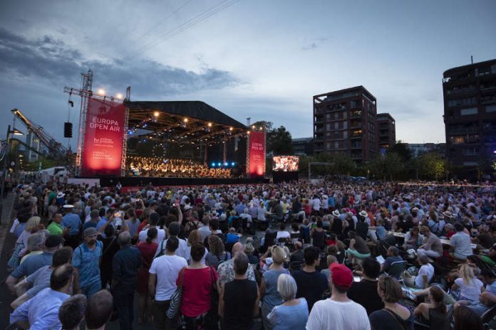 Kurz vor dem frühen Ende des Konzerts: Europa Open Air des hr-Sinfonieorchesters und der Europäischen Zentralbank (Foto: hr/Ben Knabe)