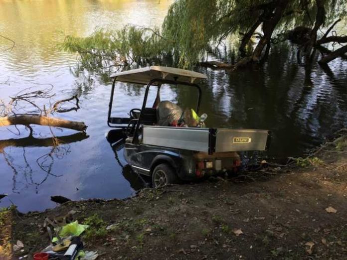 Golf-Cart im Ostparkweiher (Foto: Feuerwehr Frankfurt) Golf-Cart im Ostparkweiher (Foto: Feuerwehr Frankfurt)