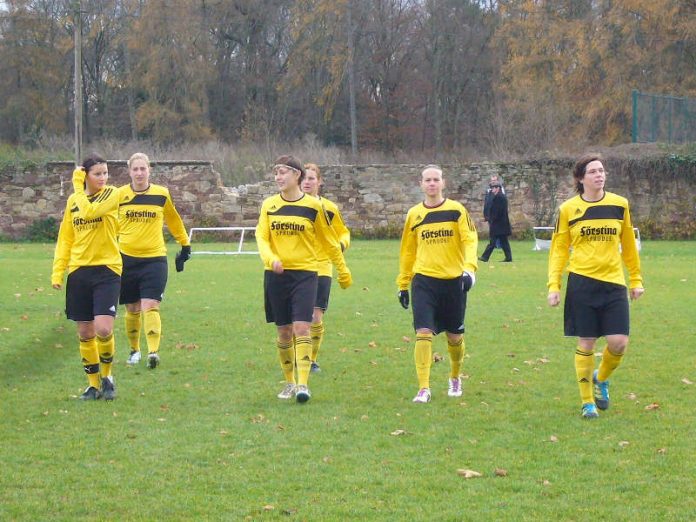 Spielerinnen des SV 67 Weinberg kurz vor dem Anpfiff (Foto: Hannes Blank)