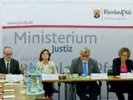 Das Foto zeigt v.l.n.r.: Stefan Thum, Dr. Elisabeth Volk, Justizminister Herbert Mertin und Angelika Feils (Foto: Ministerium der Justiz RLP)