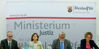 Das Foto zeigt v.l.n.r.: Stefan Thum, Dr. Elisabeth Volk, Justizminister Herbert Mertin und Angelika Feils (Foto: Ministerium der Justiz RLP)