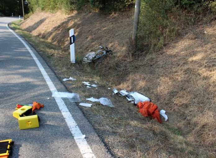 Der Fahrer und sein sportliches Fahrrad stürzten in den relativ flachen Straßengraben neben der Straße.