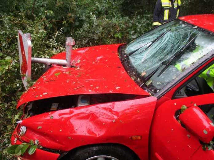 Das verunfallte Fahrzeug beim Eintreffen der Polizei an der Unfallörtlichkeit