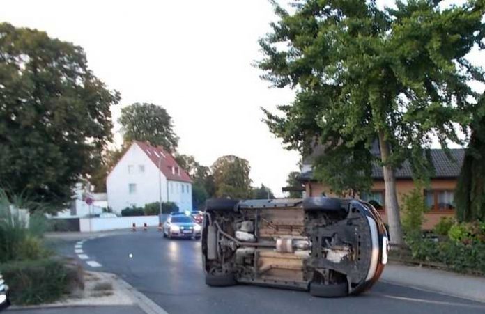 Gönnheim, verunglückter Pkw, Opel Gönnheim, verunglückter Pkw, Opel