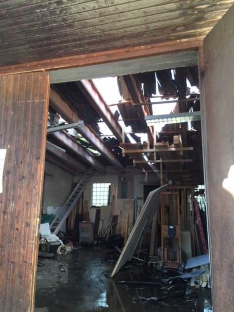 Beschädigtes Dach der Lagerhalle