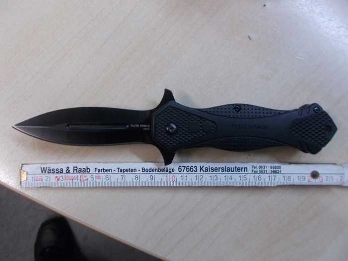 Das Messer des 34-Jährigen war über 21cm lang.