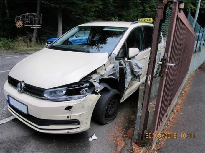 Das Taxi wurde bei der Kollision mit Mauer und Laterne erheblich beschädigt