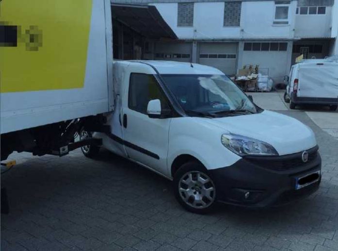 Die rechte Seite des Kleintransporters wurde in Mitleidenschaft gezogen. Die rechte Seite des Kleintransporters wurde in Mitleidenschaft gezogen.