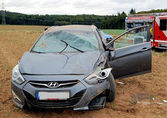Der Pkw kam von der Straße ab, landete im angrenzenden Acker und überschlug sich. Der Fahrer blieb unverletzt. Der Pkw kam von der Straße ab, landete im angrenzenden Acker und überschlug sich. Der Fahrer blieb unverletzt.