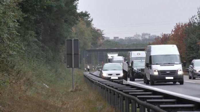 Seitenstreifenfahrer ohne Verkehrsmoral