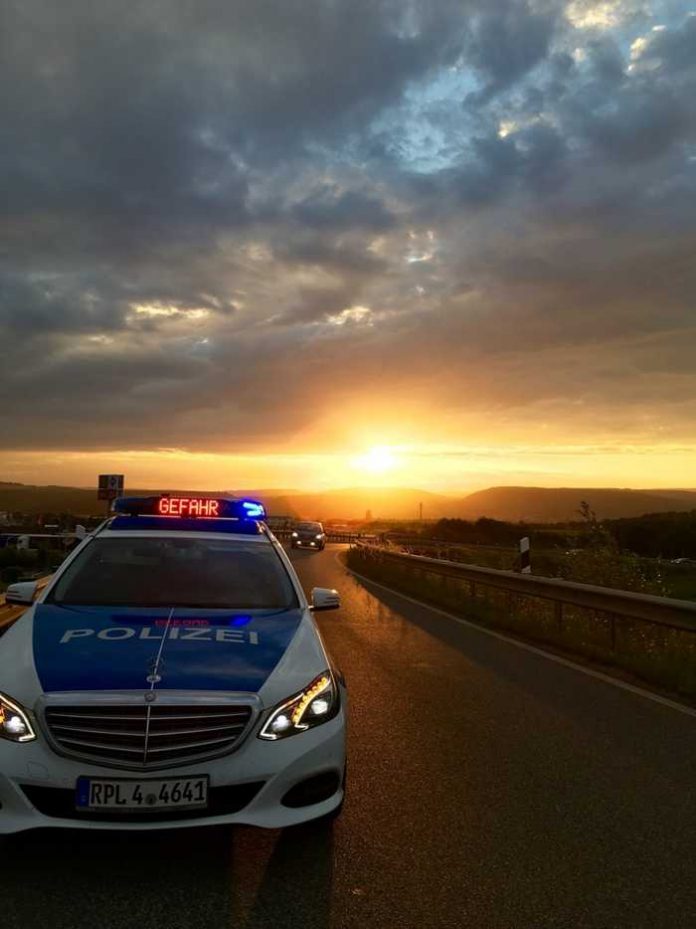 Streifenwagen Symbolbild Polizei Polizeiautobahnstation Heidesheim