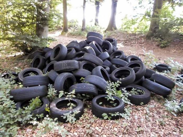 Altreifen landen im Wald - Zeugen gesucht!