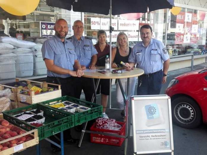 Das Beraterteam vom Wochenmarkt: Jan Nadler (Ordnungsamt), Michael Horhäuser (Schutzmann vor Ort), Kerstin Reich (Ordnungsamt), Sylvia Jacob (Kriminalpolizeiliche Beratungsstelle) und Gerd Röder (Ordnungsamt) (v.l.) 