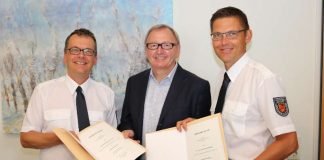 Zwei neue Leitende Notärzte unterstützen das bestehende Team: Landrat Ernst Walter Görisch (Mitte) verpflichtete Karl Ernst Matthias Fischer (l.) und Alexander Frohmajer. (Foto: Simone Stier)