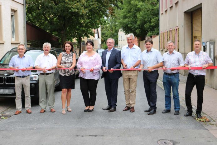 Nach dem Abschluss der Bauarbeiten wurde die durch Bermersheim führende Kreisstraße 35 wieder für den Verkehr frei gegeben. Mit dabei waren v.l.: Kreisbeigeordneter Klaus Mehring, VG-Bürgermeister Walter Wagner, MdL Kathrin Anklam-Trapp, Ortsbürgermeisterin Iris Cappel, Landrat Ernst Walter Görisch, LBM-Leiter Bernhard Knoop, Heribert Erbes und Thomas Finger (Kreisverwaltung). (Foto: Simone Stier) Nach dem Abschluss der Bauarbeiten wurde die durch Bermersheim führende Kreisstraße 35 wieder für den Verkehr frei gegeben. Mit dabei waren v.l.: Kreisbeigeordneter Klaus Mehring, VG-Bürgermeister Walter Wagner, MdL Kathrin Anklam-Trapp, Ortsbürgermeisterin Iris Cappel, Landrat Ernst Walter Görisch, LBM-Leiter Bernhard Knoop, Heribert Erbes und Thomas Finger (Kreisverwaltung). (Foto: Simone Stier)