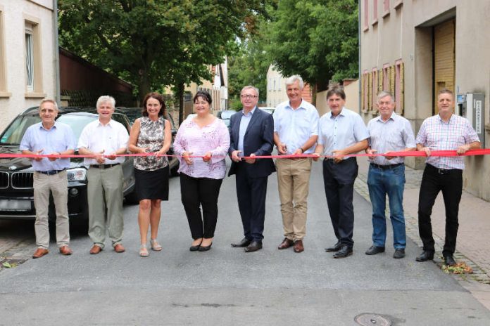 Nach dem Abschluss der Bauarbeiten wurde die durch Bermersheim führende Kreisstraße 35 wieder für den Verkehr frei gegeben. Mit dabei waren v.l.: Kreisbeigeordneter Klaus Mehring, VG-Bürgermeister Walter Wagner, MdL Kathrin Anklam-Trapp, Ortsbürgermeisterin Iris Cappel, Landrat Ernst Walter Görisch, LBM-Leiter Bernhard Knoop, Heribert Erbes und Thomas Finger (Kreisverwaltung). (Foto: Simone Stier)