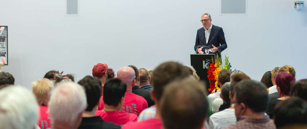 Oberbürgermeister Dr. Peter Kurz dankte beim Regenbogenempfang der Stadt Mannheim in der Kunsthalle Mannheim Engagierten aus der LSBTI-Community (Foto: Alexander Kästel)